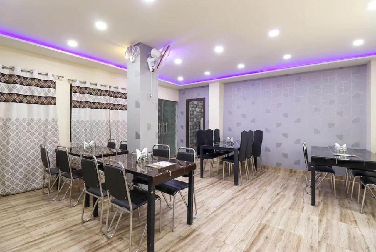 Hotel Aadesh Palace Waranasi Zewnętrze zdjęcie
