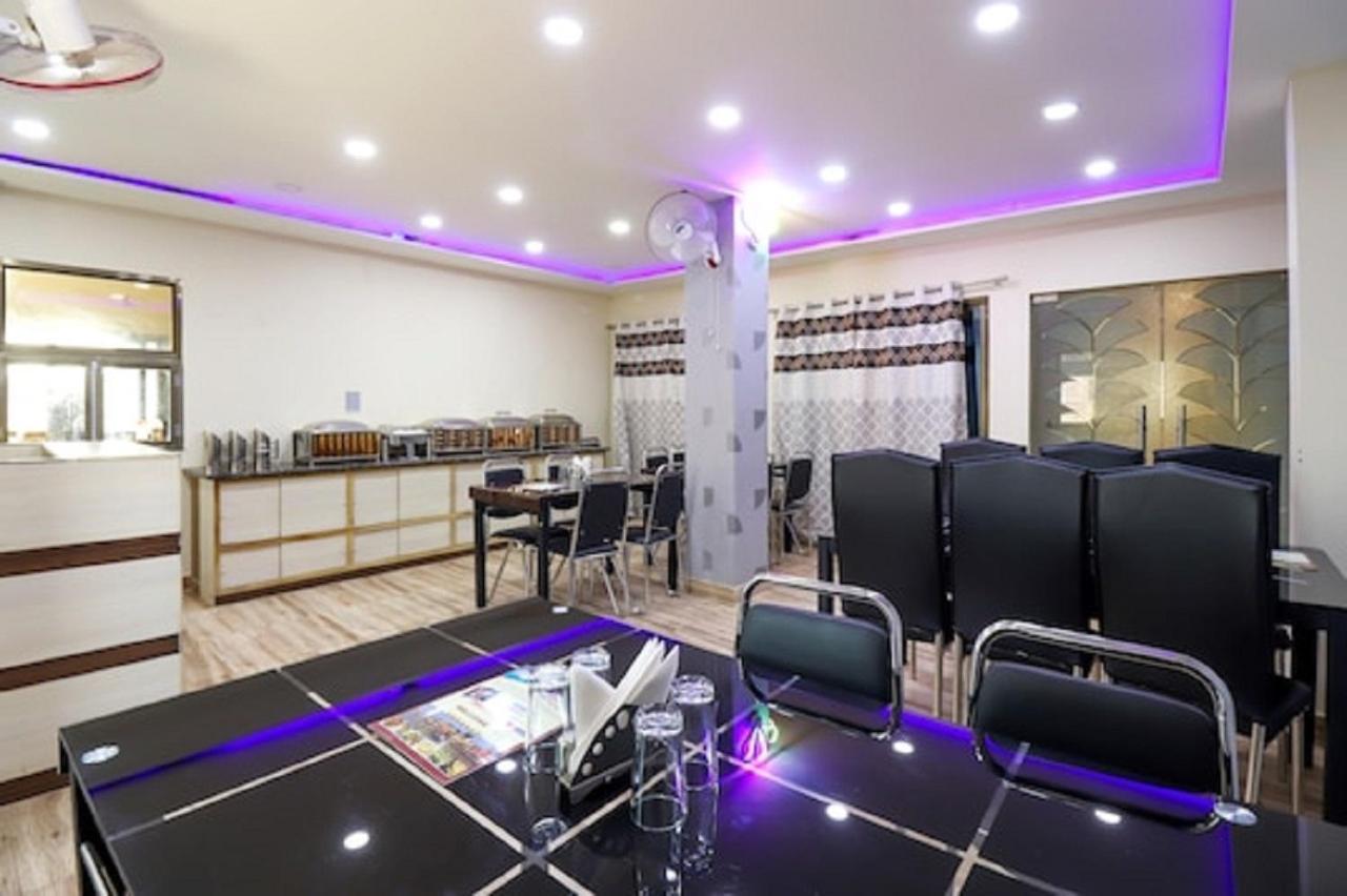 Hotel Aadesh Palace Waranasi Zewnętrze zdjęcie