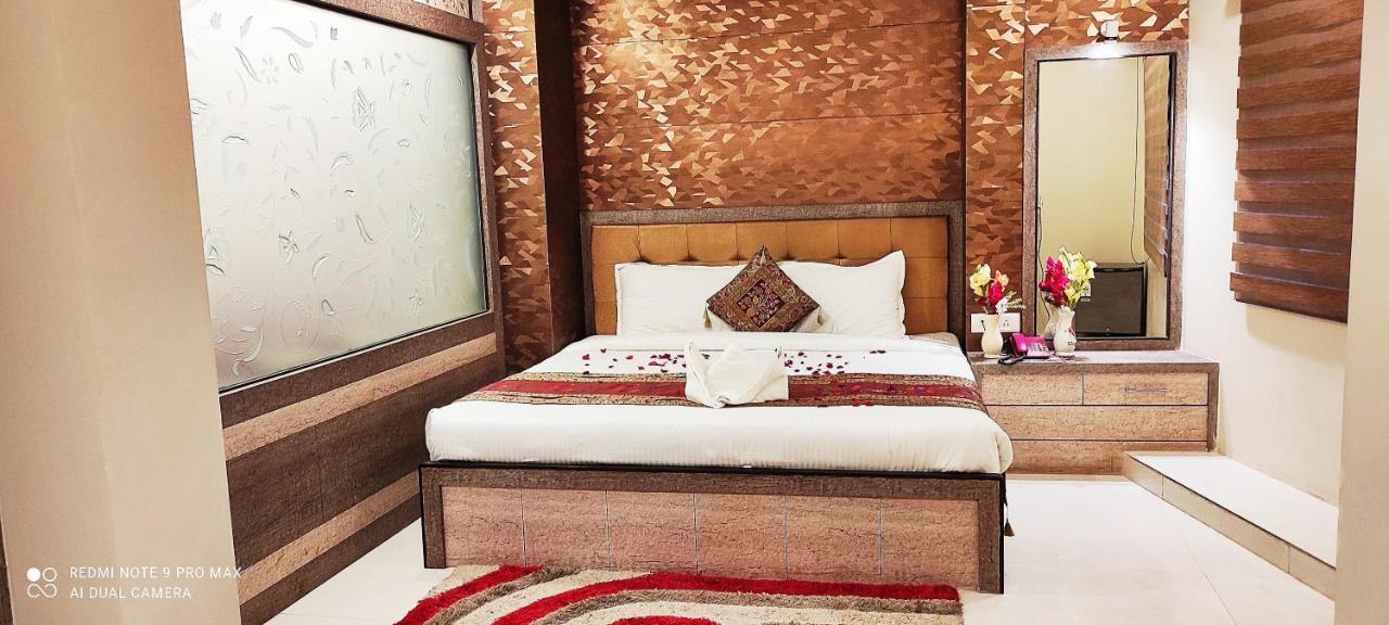 Hotel Aadesh Palace Waranasi Zewnętrze zdjęcie