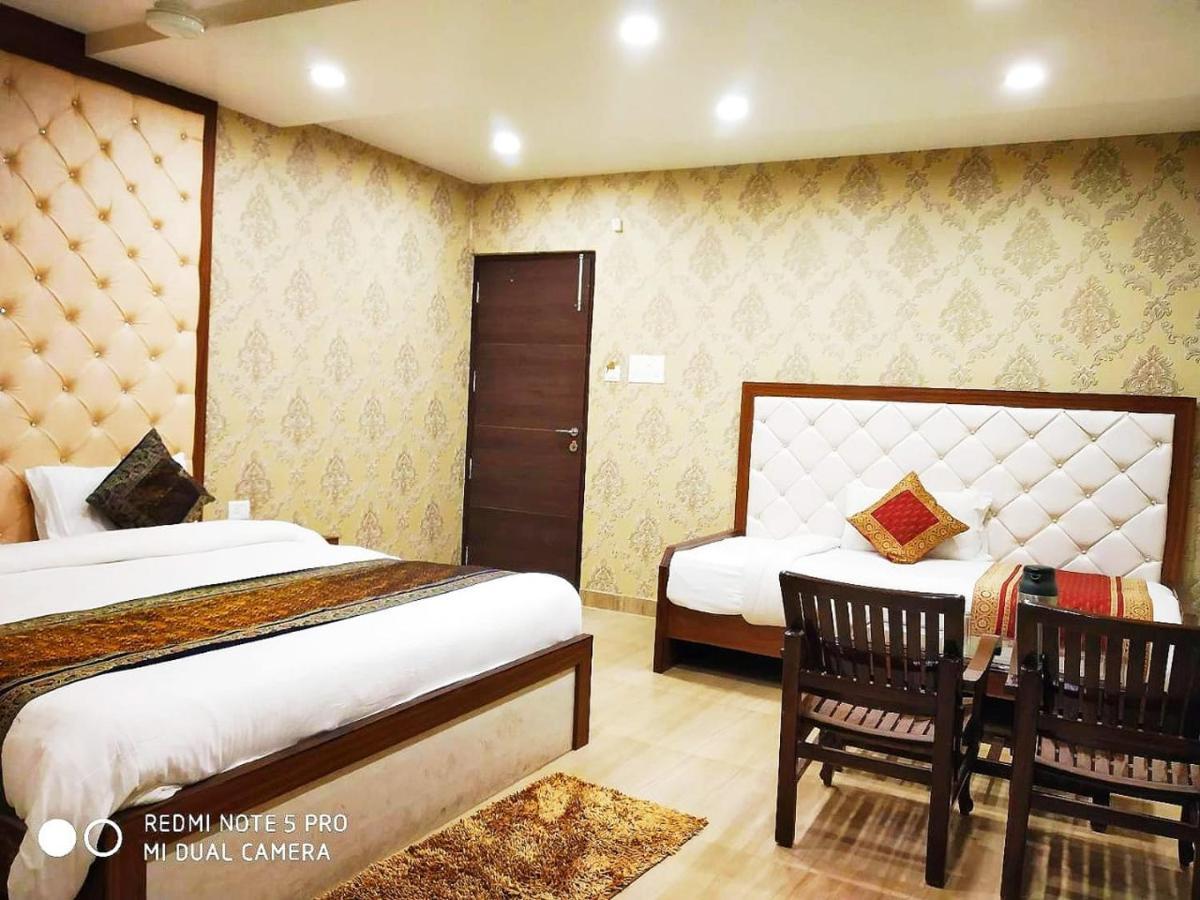 Hotel Aadesh Palace Waranasi Zewnętrze zdjęcie