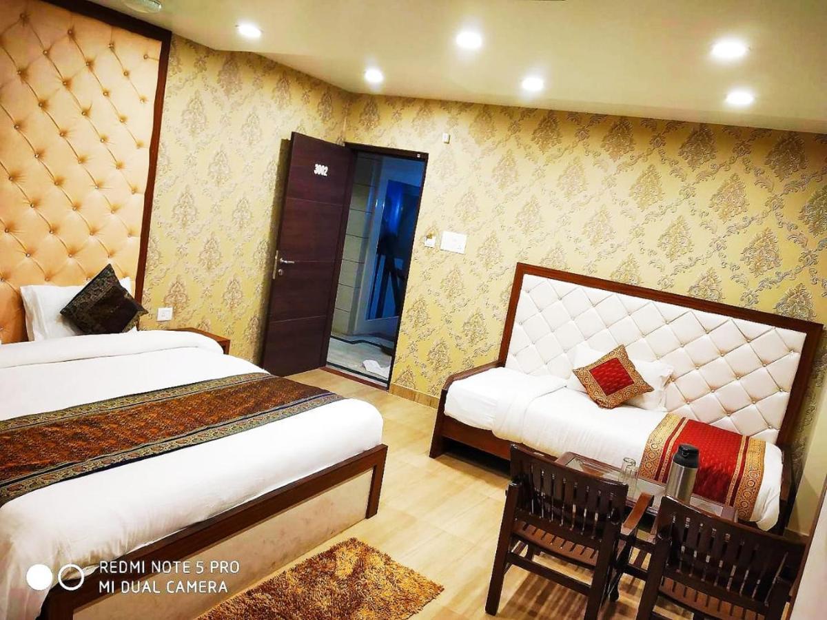 Hotel Aadesh Palace Waranasi Zewnętrze zdjęcie
