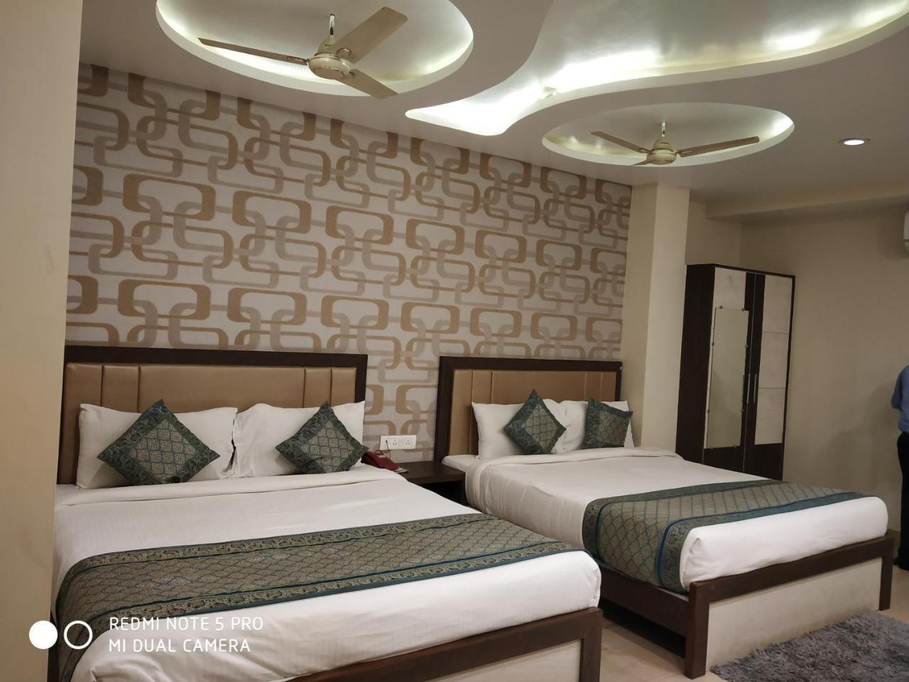 Hotel Aadesh Palace Waranasi Zewnętrze zdjęcie