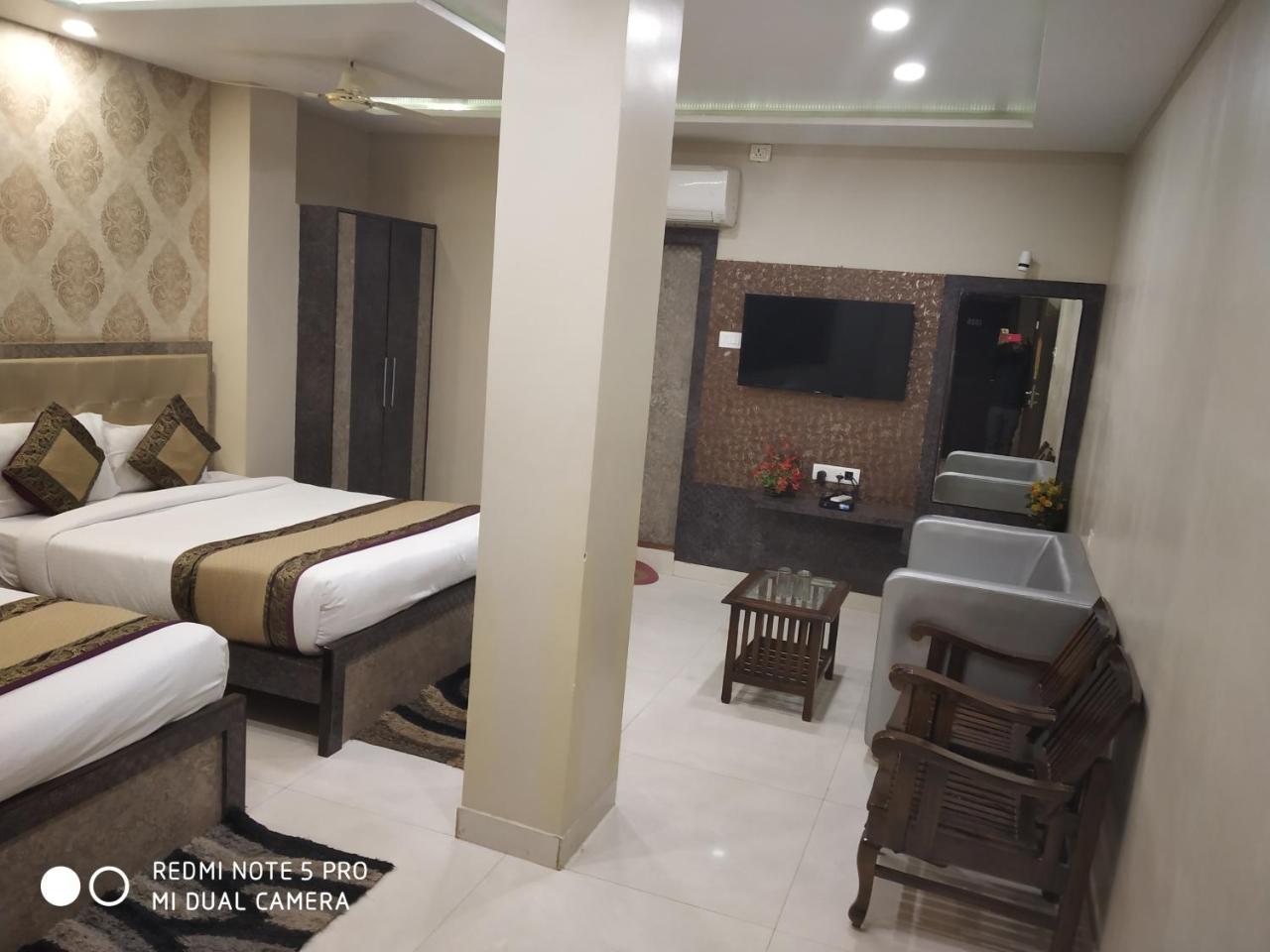 Hotel Aadesh Palace Waranasi Zewnętrze zdjęcie