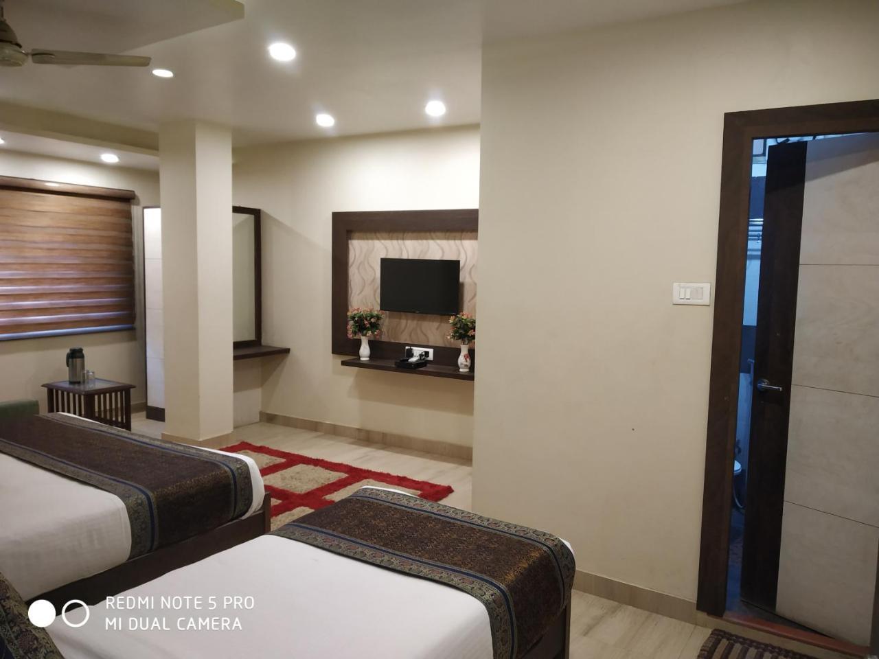Hotel Aadesh Palace Waranasi Zewnętrze zdjęcie