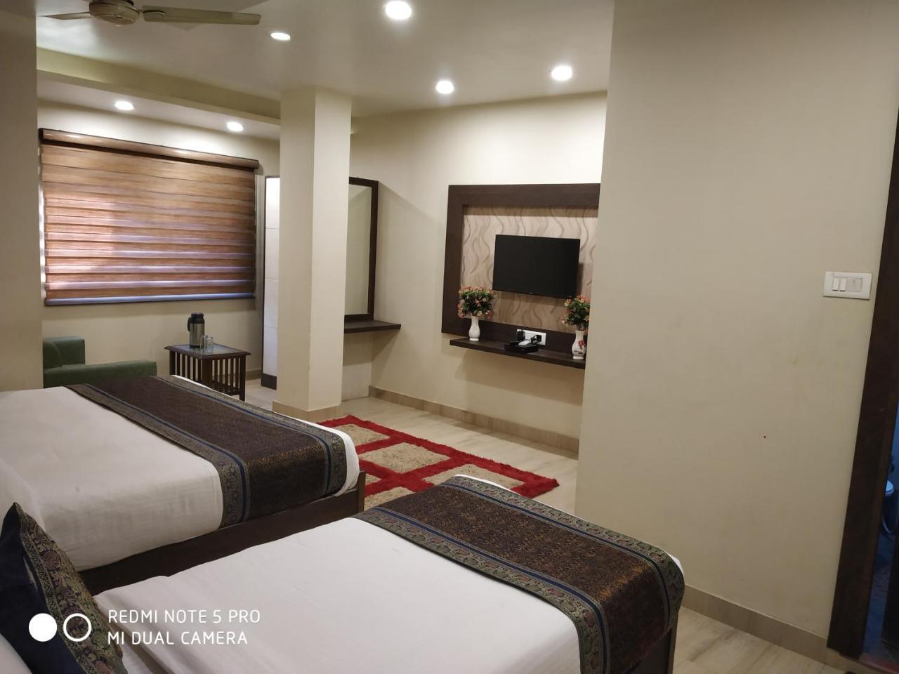 Hotel Aadesh Palace Waranasi Zewnętrze zdjęcie
