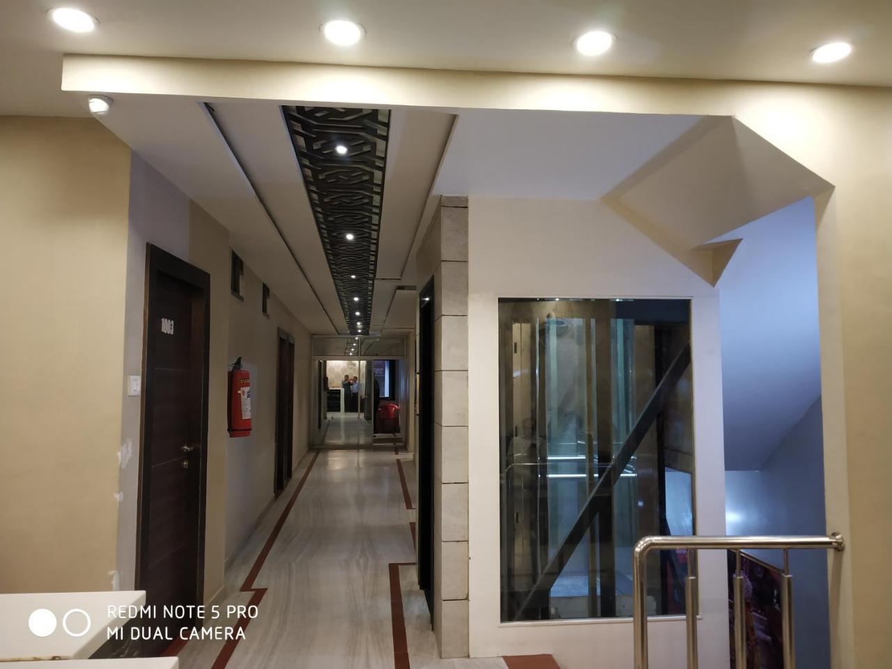 Hotel Aadesh Palace Waranasi Zewnętrze zdjęcie