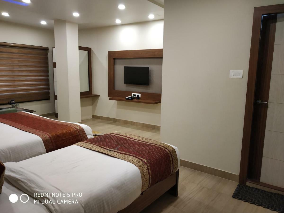 Hotel Aadesh Palace Waranasi Zewnętrze zdjęcie