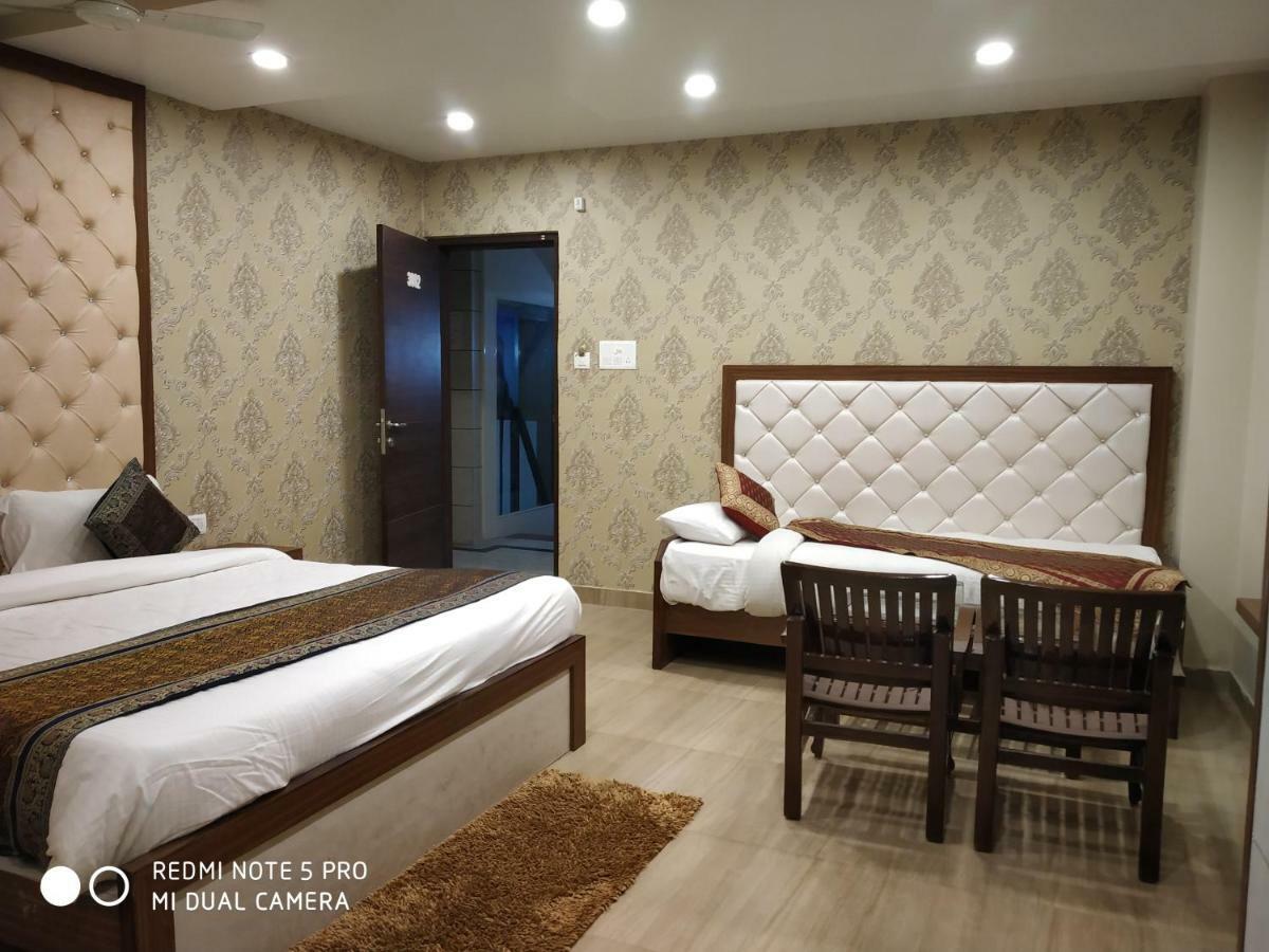 Hotel Aadesh Palace Waranasi Zewnętrze zdjęcie
