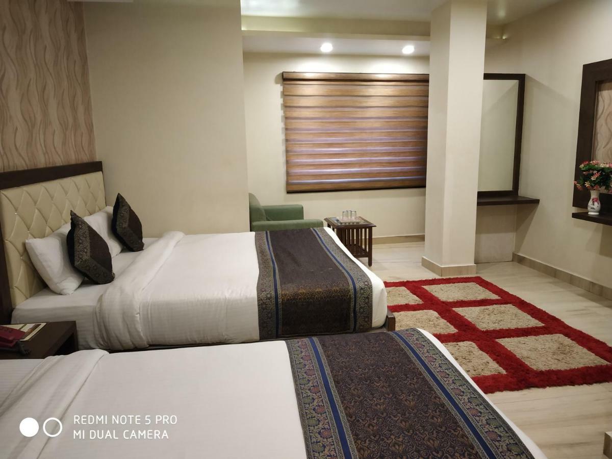 Hotel Aadesh Palace Waranasi Zewnętrze zdjęcie