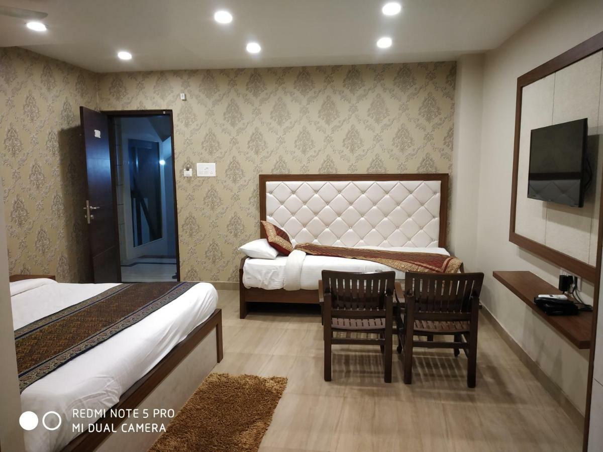 Hotel Aadesh Palace Waranasi Zewnętrze zdjęcie