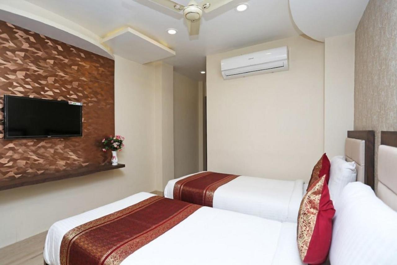 Hotel Aadesh Palace Waranasi Zewnętrze zdjęcie