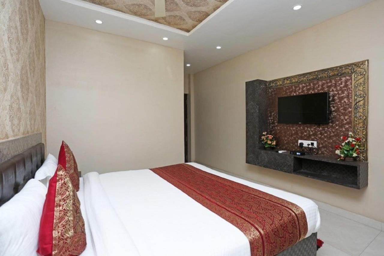 Hotel Aadesh Palace Waranasi Zewnętrze zdjęcie